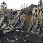 Eingefallenes Dach einer Holzhütte