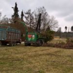 Der Hacker verarbeitet bereits die Hecke zu Hackschnitzel