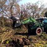 Stefan fährt mit seinem Traktor auf den Abschnitt zu