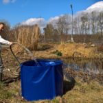 Tom füllt das Becken zum Parken der Fische